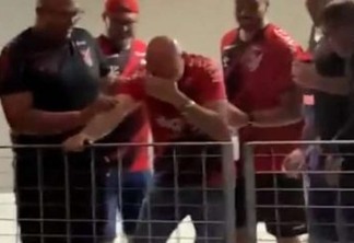 DEU AZAR! Patrocinador do Athletico-PR, Hang vai à final com número de Bolsonaro e leva banho de cerveja - VEJA VÍDEO