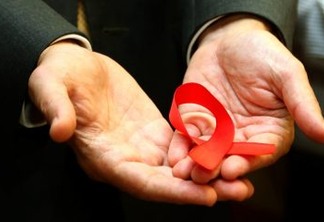 Infectologista desmente fake news sobre aids e HIV