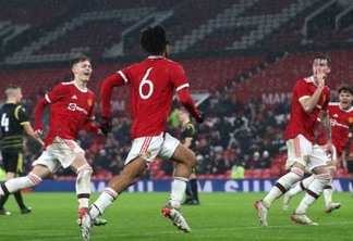 Surto de covid-19 faz Premier League adiar jogo do Manchester United pelo Inglês