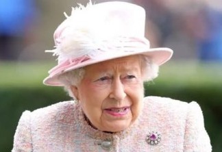 Funcionário real comete gafe hilária com a rainha Elizabeth no palácio