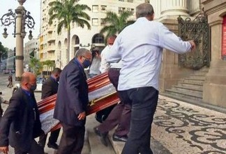 DESPEDIDA: corpo de Elza Soares chega ao Theatro Municipal para velório; cerimônia será aberta ao público às 10h