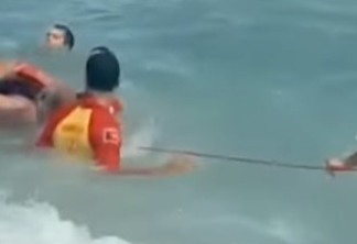 MOMENTO DE AFLIÇÃO: Bombeiros resgatam turista arrastado pela correnteza em praia da Paraíba - VEJA VÍDEO
