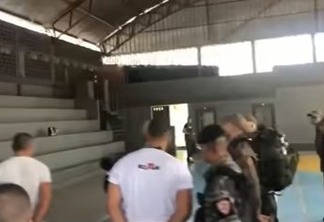 Vídeo flagra PM sendo agredido por instrutor durante treino em MG; ASSISTA
