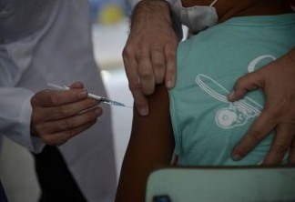 Pediatra afirma que vacina é segura, foi testada e reduz risco de casos graves de covid-19 entre crianças