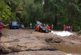 TRAGÉDIA NO INÍCIO DO ANO: Cinco pessoas da mesma família morrem após carro cair em riacho
