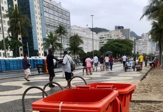 Réveillon em Copacabana tem público menor, mas registra aglomeração, toneladas de lixo e arrastão