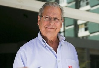 O ex-ministro José Dirceu deixa o Fórum Professor Júlio Fabbrini Mirabete, do Tribunal de Justiça do DF.