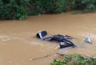 Pai e filha de 3 anos morrem após carro cair de ponte