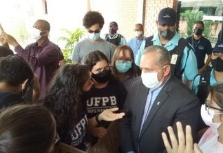 Em protesto, estudantes ocupam reitoria da UFPB e pedem retorno das aulas presenciais