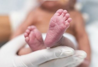 Bebê que nasceu com 982 gramas deixa UTI em João Pessoa e ganha ensaio fotográfico do Hospital