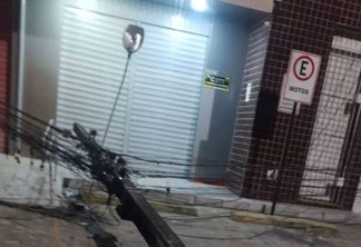 Homem perde controle de veículo e derruba poste na Avenida Cruz das Armas, em João Pessoa