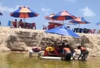 Criança de 10 anos machuca coluna após pular de barreira em praia de João Pessoa