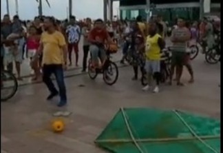 Bolsonaristas tentam soltar pipa “Bolsonaro 2022”, e são impedidos por multidão - VEJA VÍDEO 