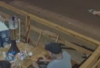 Câmeras flagram tentativa de homicídio em bar - VEJA O VÍDEO