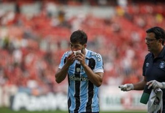 Torcedor que arremessou celular em jogador do Grêmio se entrega à polícia 