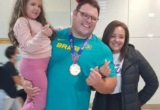 Campeão Mundial, Darlan Romani volta ao Brasil e pede mulher em casamento no aeroporto- VEJA O VÍDEO