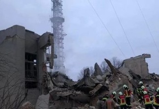 Guerra na Ucrânia: novo bombardeio russo em torre de TV deixa nove mortos 