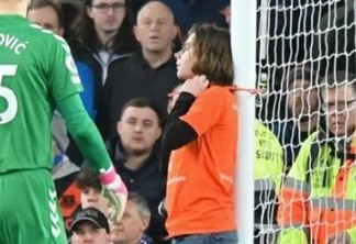 Jovem prende o pescoço na trave durante o jogo entre Everton e Newcastle - VEJA VÍDEO 