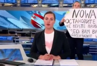 Mulher é presa após invadir jornal ao vivo na TV russa com cartaz pedindo fim da guerra - VEJA VÍDEO