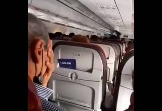 Passageiros vivem momento de desespero após falha em voo e explosão de pneu - VEJA VÍDEO