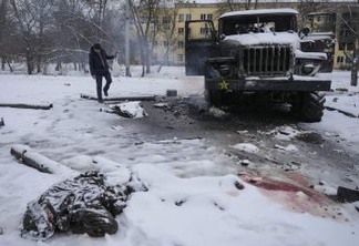 Ucrânia diz que 7 mil militares russos morreram na guerra, Rússia afirma que foram 498