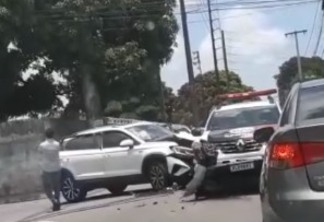 ACIDENTE: Carro colide com viatura da polícia em bairro de João Pessoa - VEJA VÍDEO