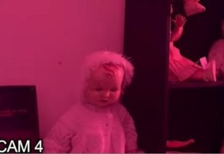 Assustador: Câmera flagra boneca se movendo sozinha e casal crê em 'atividade paranormal' - VEJA VÍDEO