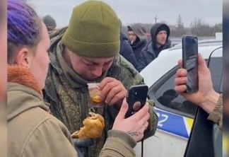 Ucranianos alimentam soldado russo após ele se render; VEJA VÍDEO