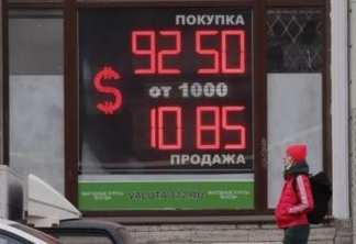 Filas, saques limitados e Bolsas fechadas: o impacto das sanções econômicas para os russos