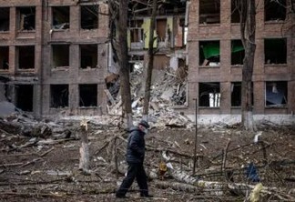 Especialista em desarmamento alerta risco no uso de bombas: "Estamos caminhando em direção a um desastre nuclear na Ucrânia"
