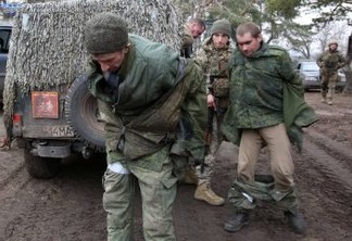 Ukrainian forces detain servicemen of the self-proclaimed Lugansk People's Republic who were captured during the morning attack on the town of Schast'ye, near the eastern Ukraine city of Lugansk, on February 24, 2022. - Russian President Vladimir Putin launched a full-scale invasion of Ukraine on February 24, killing dozens and forcing hundreds to flee for their lives in the pro-Western neighbour. Russian air strikes hit military facilities across the country and ground forces moved in from the north, south and east, triggering condemnation from Western leaders and warnings of massive sanctions. (Photo by Anatolii Stepanov / AFP)