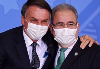 Bolsonaro diz que Queiroga vai decretar fim da pandemia no mês que vem: "Não se justifica mais todos esses cuidados"
