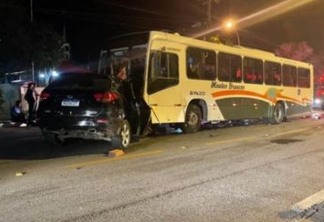 Acidente entre ônibus e carro deixa dois mortos e pelo menos 30 feridos