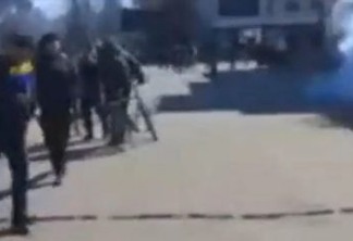 Autoridades russas dispersam manifestação em Kherson com tiros e gás lacrimogêneo