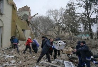 Moradores carregam ajuda humanitária armazenada em centro cultural que afirmam ter sido destruído por disparos de artilharia em Byshiv, na região de Kiev, na Ucrânia 
04/03/2022 REUTERS/Maksim Levin
