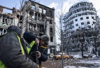 Ataque a prédio em Kiev deixa 2 mortos; Ucrânia e Rússia se reúnem
