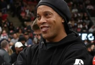 Ronaldinho é ovacionado pelo público e tietado por lendas da NBA