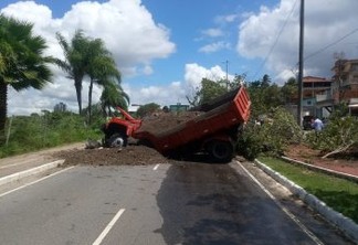 ATENÇÃO MOTORISTAS: após grave acidente envolvendo uma carreta, trânsito está sendo desviado na Avenida Beira Rio; confira
