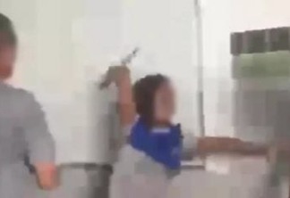 Adolescente tenta esfaquear aluno durante briga em escola de Campina Grande - VEJA O VÍDEO