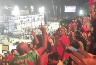 Na Sapucaí, arquibancada grita: 'Lula lá' e 'Fora Bolsonaro' - VEJA O VÍDEO