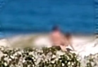 'VUCO VUCO AO AR LIVRE': casal chama atenção de banhistas em momento íntimo na praia - VEJA VÍDEO