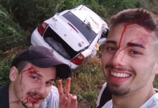 Amigos postam selfie logo apos capotar carro no RS: 'Não dirijam com sono'
