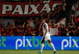 Em jogo movimentado, Atlético-GO e Flamengo estreiam no Campeonato Brasileiro com empate em 1 a 1