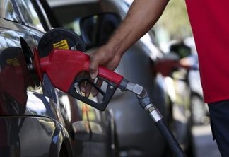 Brasilienses enfrentam até 4km de filas para abastecer em posto de combustíveis que vende gasolina a R$ 2,98 como parte do Dia da Liberdade de Impostos (DLI).
