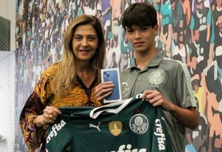 Presidente do Palmeiras dá celular para garoto que teve aparelho quebrado por atacante do São Paulo
