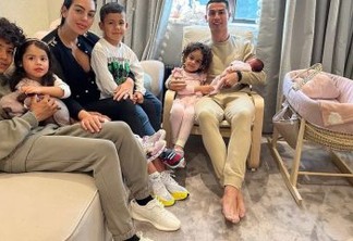 Cristiano Ronaldo publica foto com a família e a filha recém-nascida: "hora de ser grato"
