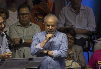 Lula justifica silêncio sobre indulto e diz que Bolsonaro foi estúpido e medíocre