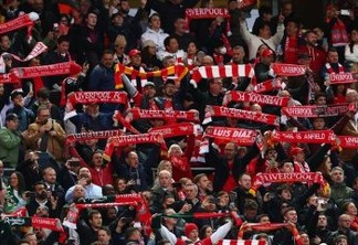 EMOCIONANTE! Torcida do Liverpool, maior rival do United, homenageia CR7 após a perda do filho