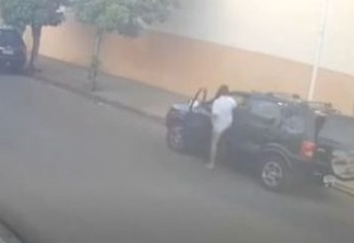 Mulher furta carro logo após dono estacionar e o derruba dono no chão em São Paulo - VEJA O VÍDEO
