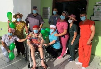 Biliu de Campina recebe alta médica do Complexo Hospitalar Municipal Pedro I